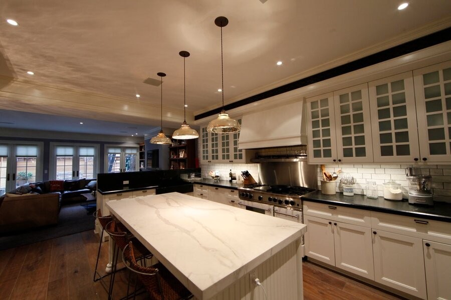 A kitchen space featuring Control4 lighting fixtures to make up a professional lighting design and setup.